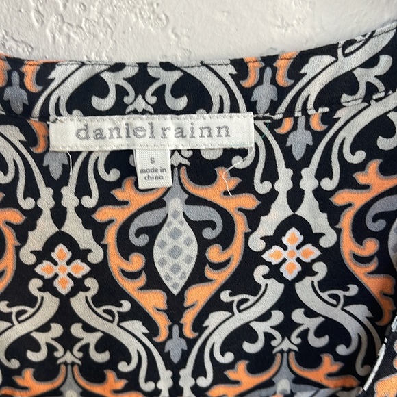 Beautiful Abstract Patterned Blouse - Picture 3 of 5